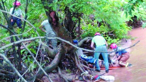 Discutió con su pareja y la empujó al raudal