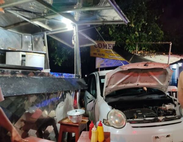 Coche pierde el control y casi se lleva por delante una lomitería