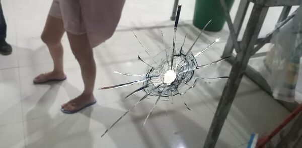 Bala perdida impacta en la puerta de vidrio de local gastronómico
