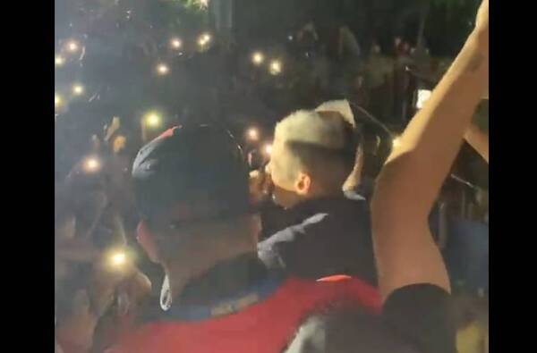 Crónica / [VÍDEO] L-Gante respondió al "escrache" y ¡se presentó en la Chacarita!