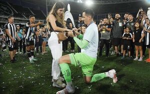 “Gatito” Fernández se puso romántico y en festejo de su club le propuso matrimonio a su amorchi