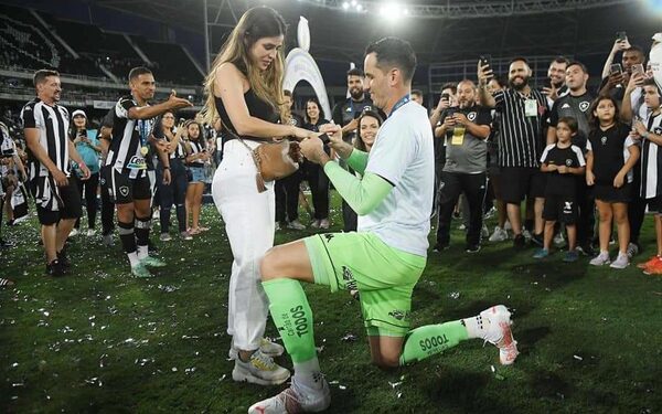 “Gatito” Fernández se puso romántico y en festejo de su club le propuso matrimonio a su amorchi