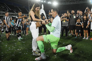 Gatito pide matrimonio en plena celebración del Botafogo