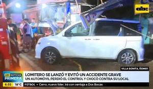 Automovilista pierde el control y termina chocando contra lomitería