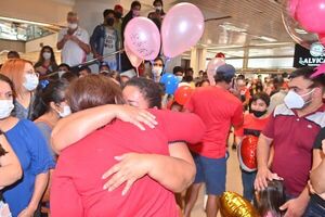 Añua guasu en el aeropuerto: ¡Se reencuentran las familias! - Nacionales - ABC Color