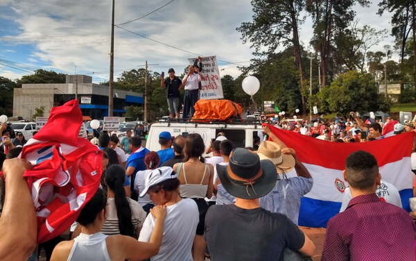 Antivacunas realizaron multitudinaria caravana y cerraron rutas - Noticiero Paraguay