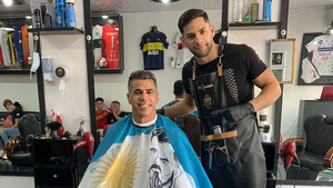 Crónica / Conocé al joven barbero que propone innovación en el fútbol un look a la vez
