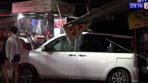 Conductor pierde el control y atropella una lomitería en Ñemby | Noticias Paraguay