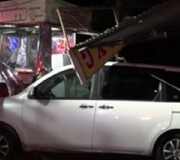 Conductor embiste una lomitería en Ñemby - Paraguay.com