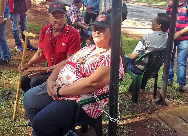 Se ENCADENA frente a la Intendencia Municipal de CDE para EXIGIR a Prieto que les PAGUE