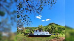 Convirtieron un yate en cabaña y es sensación en Cerro Hu