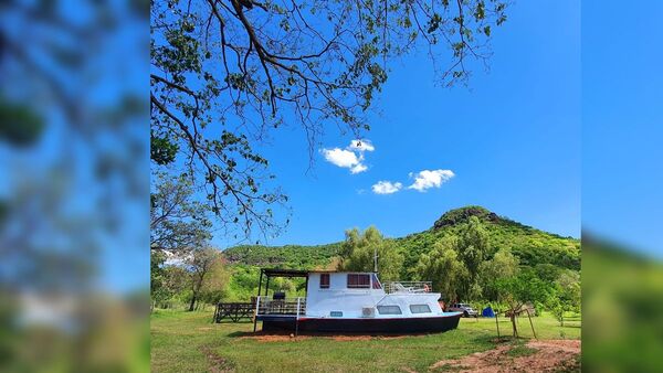 Convirtieron un yate en cabaña y es sensación en Cerro Hu