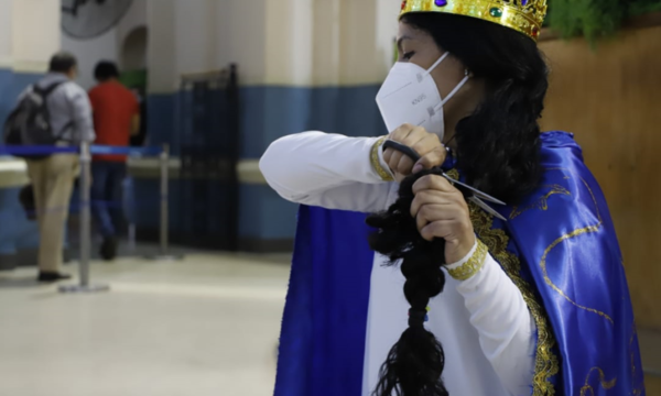 Promesera se cortó el pelo frente a la Virgencita de Caacupé y mechón donará a niños con cáncer