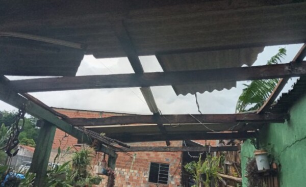 Yuyera y sus hijas quedan con la vivienda destechada tras temporal