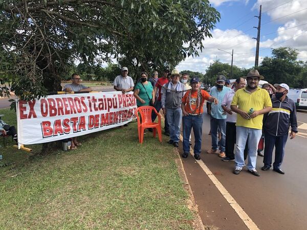 Exobreros de Itaipú insisten en cobro de haberes - ABC en el Este - ABC Color