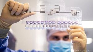 Pfizer y Rusia trabajan en nuevas versiones de sus vacunas para variante ómicron