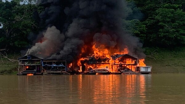 Policía brasileña quema 131 balsas de mineros ilegales que invadieron un río de la Amazonía - Noticiero Paraguay