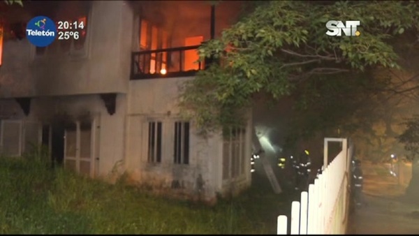 Sajonia: Casa abandonada consumida por el fuego - SNT