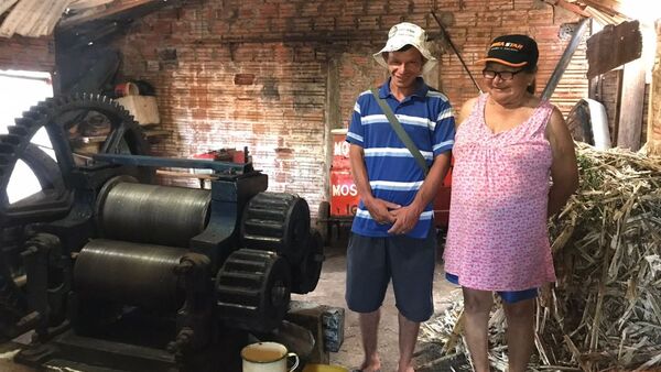 Familia sale adelante con la producción y venta de mosto
