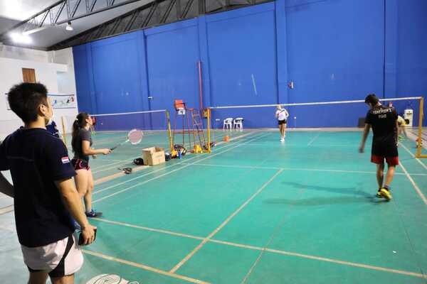 Voluntario de JICA entrena a badmintonistas que representarán al país