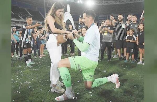 Crónica / ¡QUÉ JUGADA, “GATITO”! Pidió matrimonio en medio del festejo