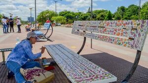 Artistas plásticos pintan bancos de Costanera Encarnación