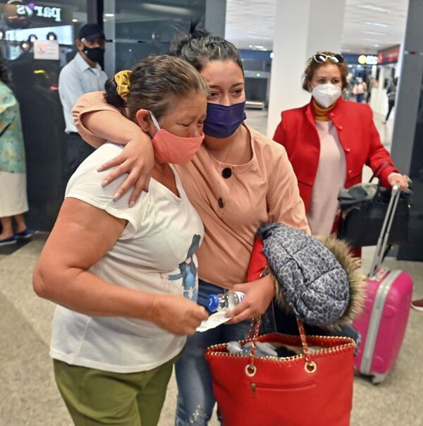 Bullicioso y emocionante reencuentro familiar se palpitó en el aeropuerto Silvio Pettirossi - Nacionales - ABC Color