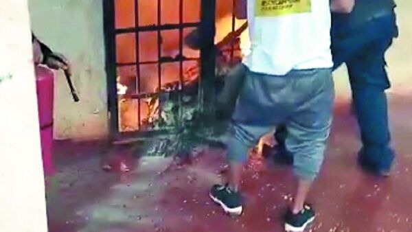 Le clavó y quemó por tratar de evitar que prendiera su colchón