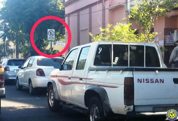 Caótico tránsito frente a instituciones educativas de Luque •