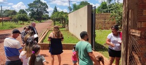 Adjudican un terreno de 5.000 m2 a una jubilada de Itaipu con 12 familias adentro - La Clave