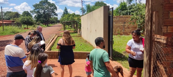 Adjudican un terreno de 5.000 m2 a una jubilada de Itaipu con 12 familias adentro - La Clave