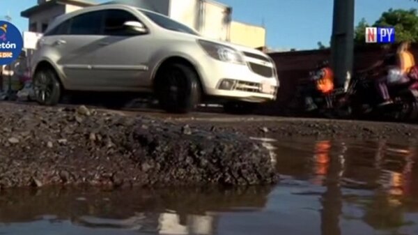 «Archipiélago de baches» vuelve intransitable a calle de Luque | Noticias Paraguay