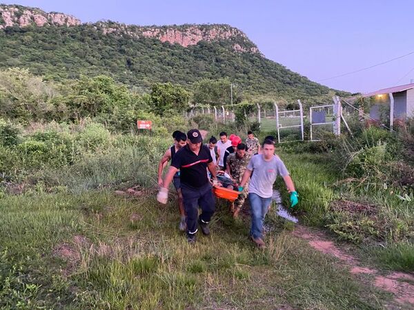 Un joven que practicaba rápel cae del Cerro Hũ