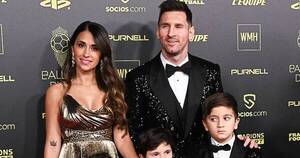 La Nación / El brillante look de la familia Messi en gala de premiación
