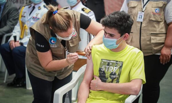 MEC insiste en que no puede obligar a estudiantes a vacunarse