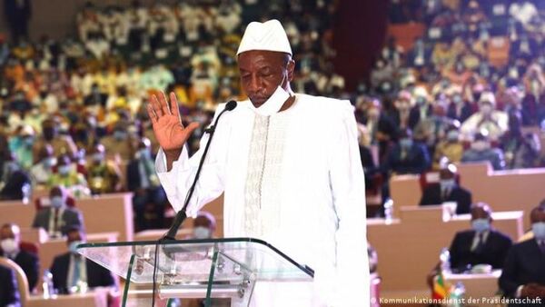 Golpistas de Guinea sacan al expresidente Condé del arresto incomunicado