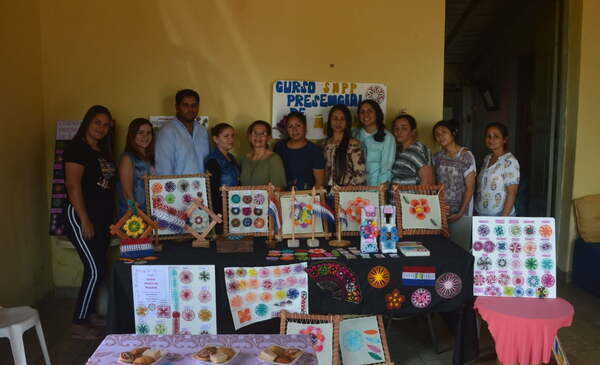 Con el auspicio del SNPP, 12 alumnas culminaron el curso Bordado en Ñanduti - Noticiero Paraguay
