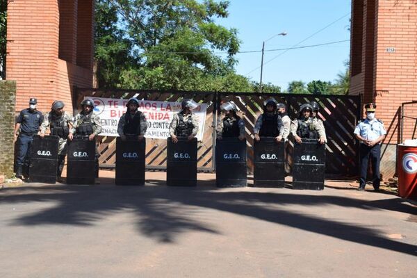 Policía evita el ingreso de manifestantes a la Gobernación Central - Nacionales - ABC Color