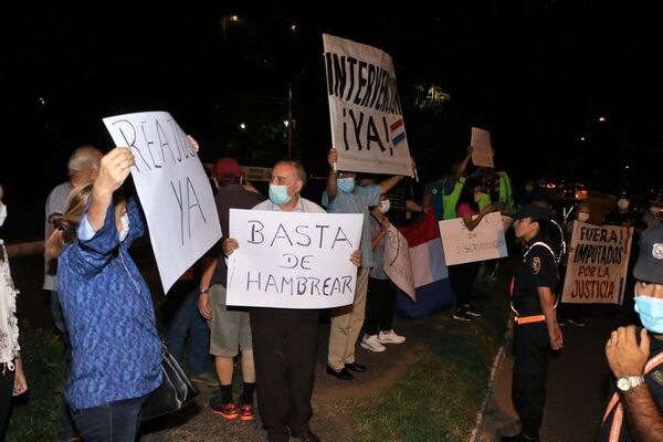 Jubilados bancarios protestan durante acto político de Hugo Velázquez  - Nacionales - ABC Color