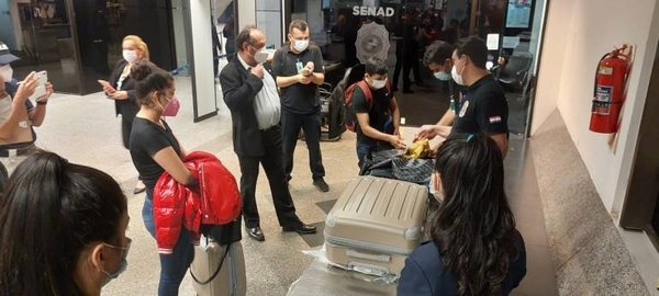Diario HOY | Detienen a dos bolivianos querían viajar a Europa con documentos paraguayos