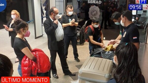 Detienen a bolivianos con documentos paraguayos en Aeropuerto Silvio Pettirossi | Noticias Paraguay