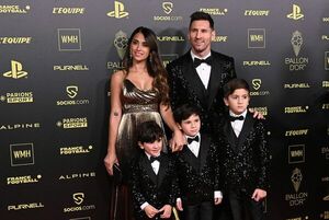 Antonella lució un vestido de lamé para el Balón de Oro y llegó con sus mini Messi - Gente - ABC Color
