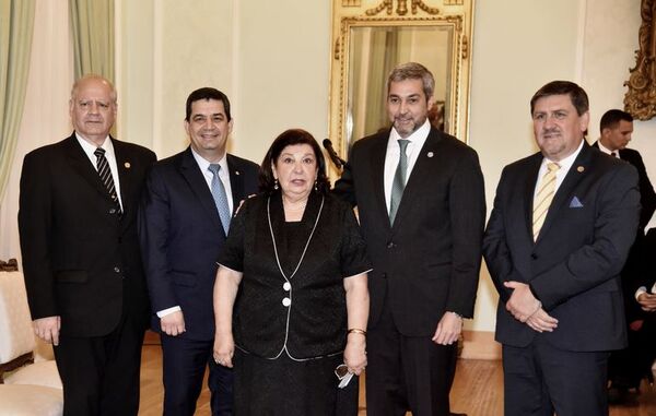 Preocupa demora en la entrega del Premio Nacional de Literatura - Literatura - ABC Color