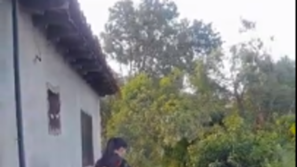 Mamá valé: perdió su trabajo y aprendió a carpir baldíos