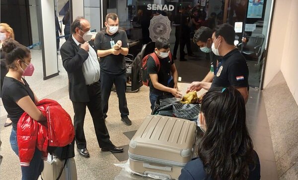 Dos bolivianos pretendían viajar a España con pasaportes y carnet de vacunación paraguayos