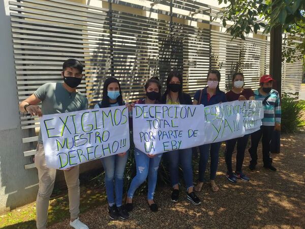 Universitarios de Itapúa exigen el pago de sus becas a la EBY - Nacionales - ABC Color