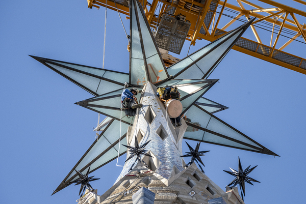 Coronan con una gigante estrella la primera torre de la Sagrada Familia - Megacadena — Últimas Noticias de Paraguay