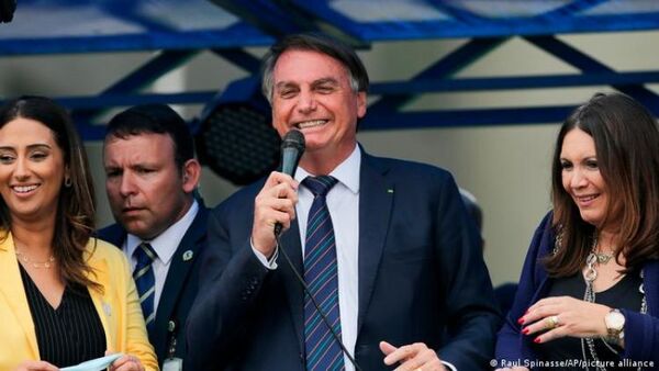 Bolsonaro se afilia al Partido Liberal con la mira en elecciones de 2022 en Brasil