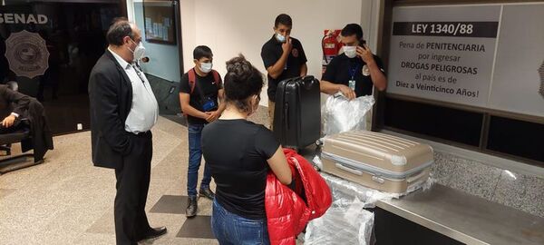 Bolivianos fueron detenidos en aeropuerto con pasaportes paraguayos que no les pertenecían - Nacionales - ABC Color