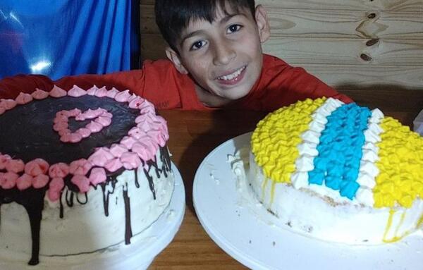 Vendiendo tortas, un niño logró juntar el dinero que necesitaba para su operación